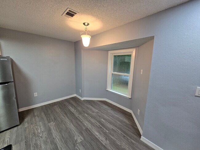 Comedor - 6160 Wooded Way