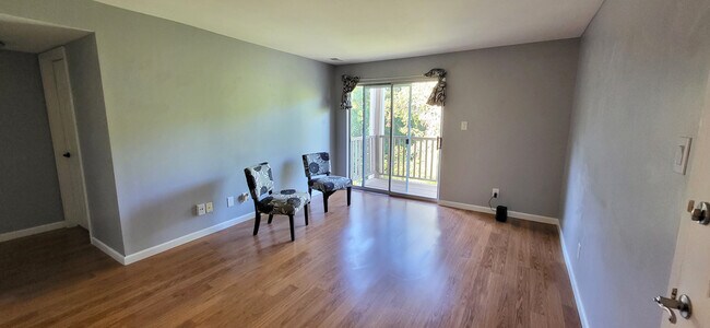 Building Photo - 701 Ridgeside Dr