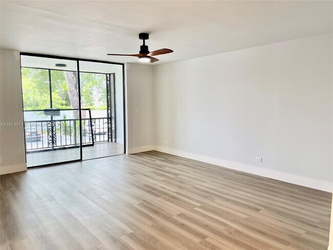 Building Photo - 3680 Inverrary Dr