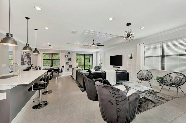 Building Photo - 2654 Charter Oak Dr