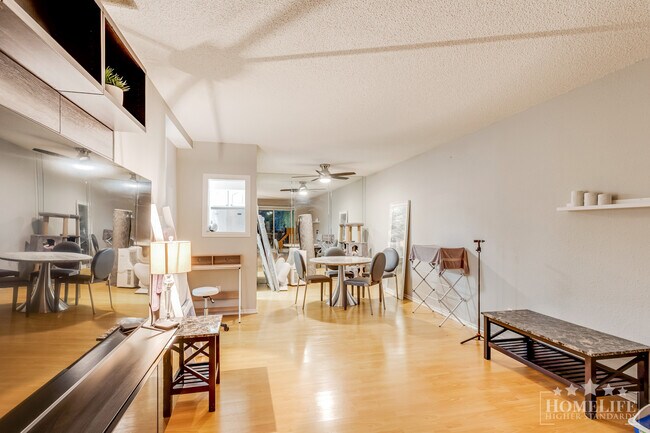 Photo du bâtiment - Spacious 3-Bedroom, 1.5-Bath Condo in Prime Steveston North