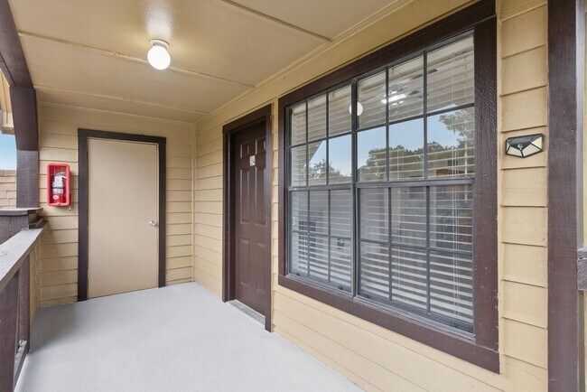 Building Photo - 1/1 Corner Unit in GATED ~ LAKEFRONT community in Altamonte Springs