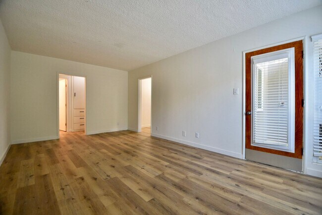 Building Photo - 527