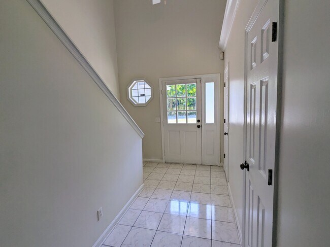 Building Photo - 104 Kings Ct