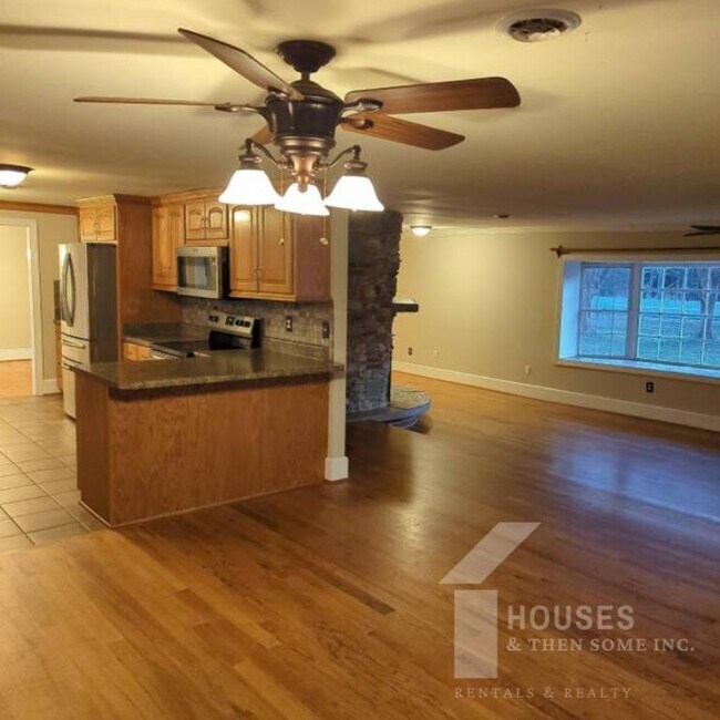 Foto del edificio - 443 Chastain Rd