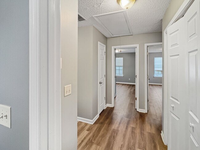 Foto del edificio - 5331 Creekview Way