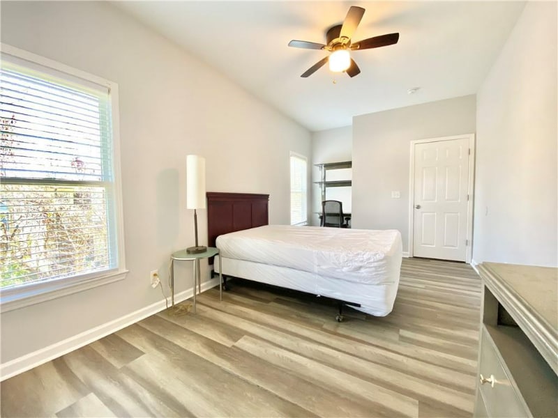 Photo - 633 Parsons St SW