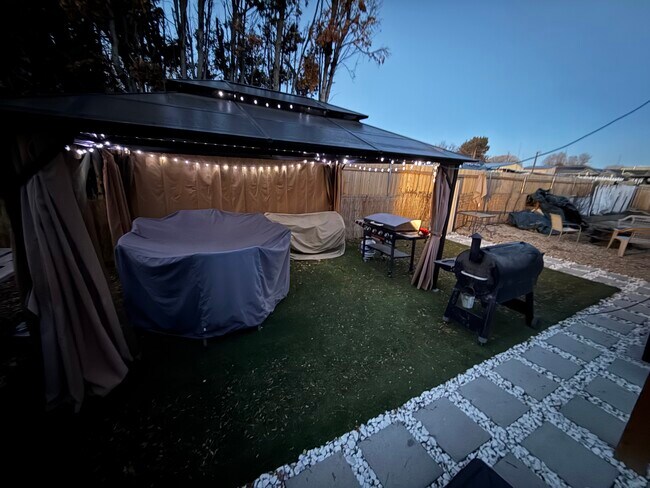 Building Photo - 1124 S Powerline Rd