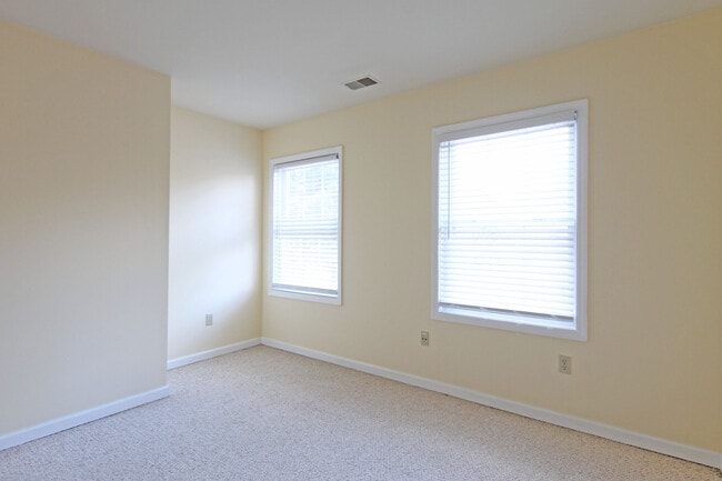 Room - 2863 Chain Bridge Rd House