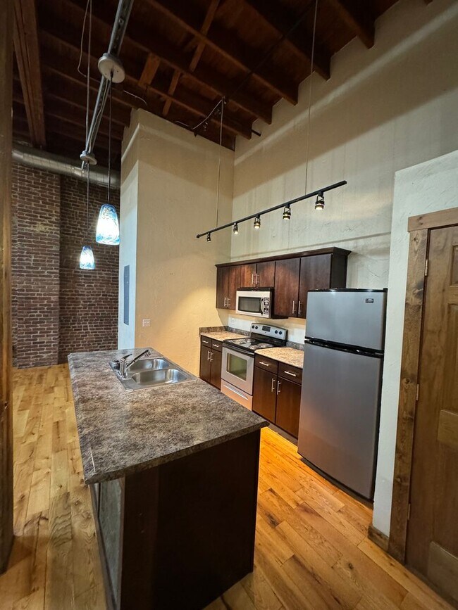 Foto del edificio - MOVE IN SPECIAL! Stunning 2 Bed / 2 Bath Downtown Loft in the Heart of Springfield!
