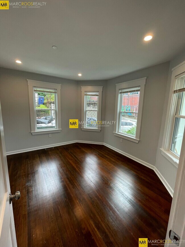 Foto del edificio - 31-33 Raymond Ave. Unit 33-3