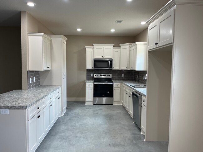 Building Photo - 16 Hidden Oak Dr
