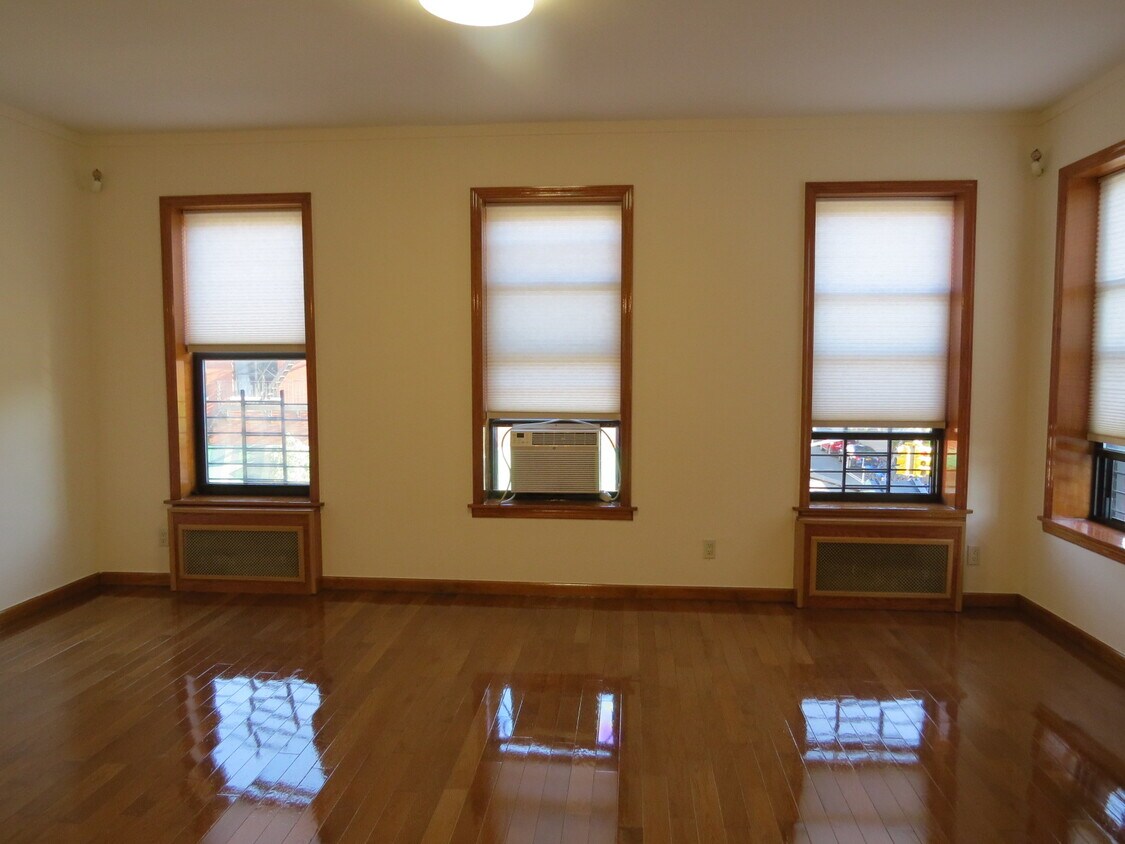 Living room - 612 5th Ave