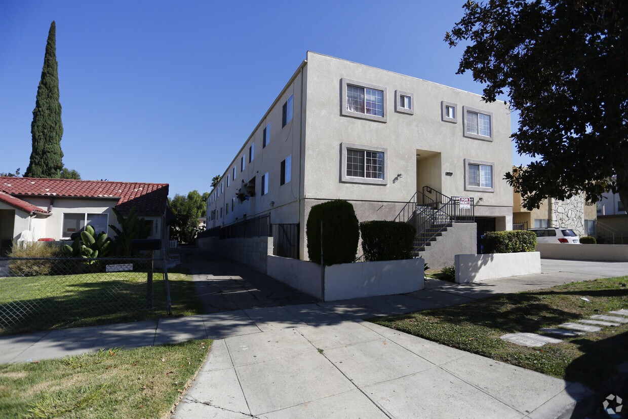 Building - 14839 Sylvan St