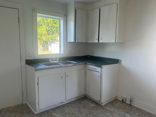 Building Photo - 2-bedroom, 1-bathroom Single Family home F...