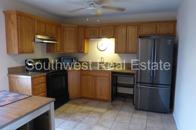 Building Photo - Super Cute 2 bedroom 2 bath townhouse
