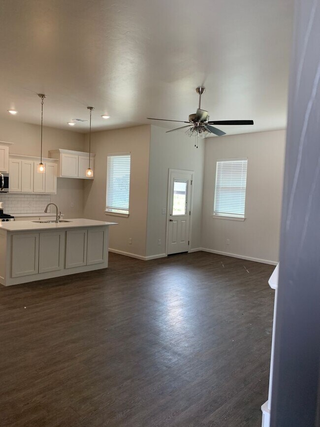 Building Photo - 3 bedroom, 2.5 bathroom, 2 car garage Gate...
