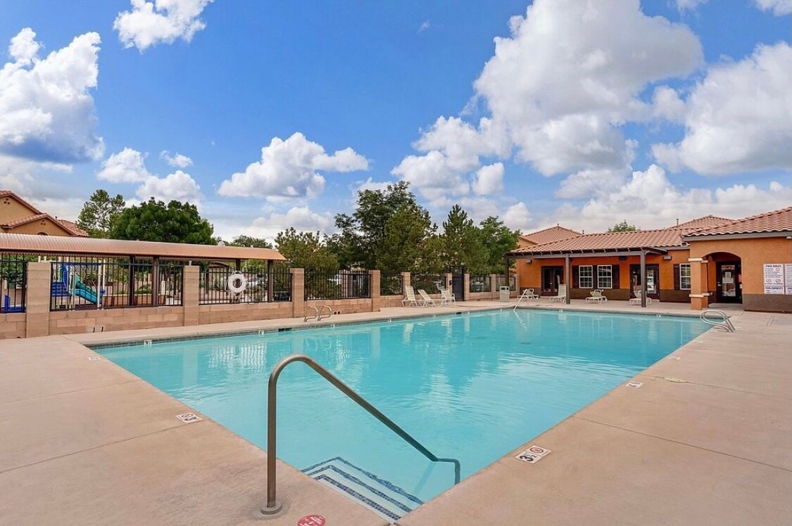 Piscina comunitaria - 601 Menaul Blvd NE