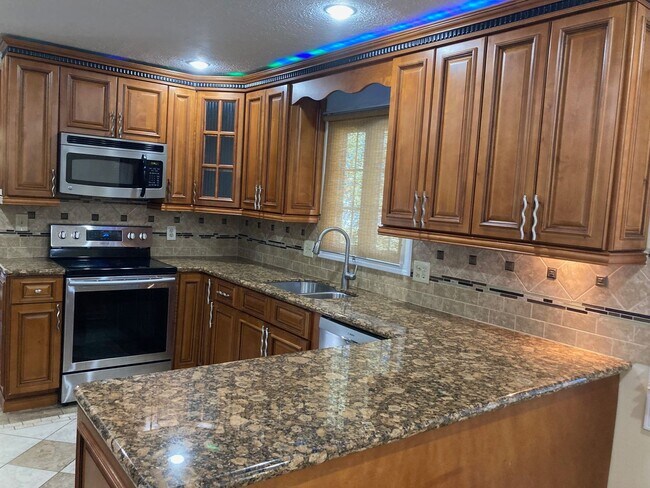 Foto del edificio - 4Berdoom Colonial with 2 Car Attached Gara...