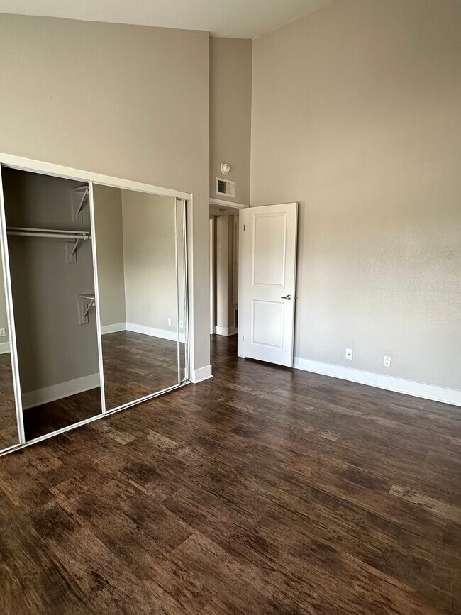 Building Photo - 5916 Las Virgenes Rd