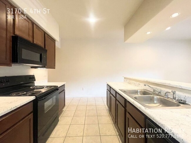 Foto del edificio - August Pre-Lease!! 3bed/3bath townhome in ...