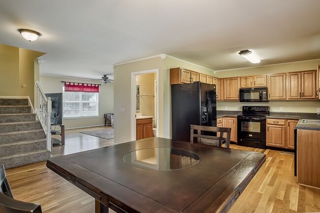 Spacious kitchen (looking towards front of house) - 1166 Belmont Dr