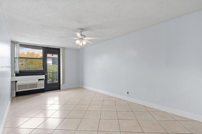 Foto del edificio - 2771 Riverside Dr