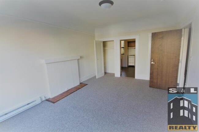 Building Photo - bedroom in San Francisco CA 94117