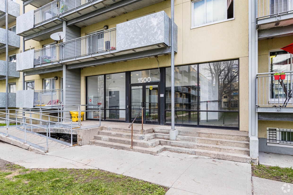 Building Photo - Habitations Place Lachine