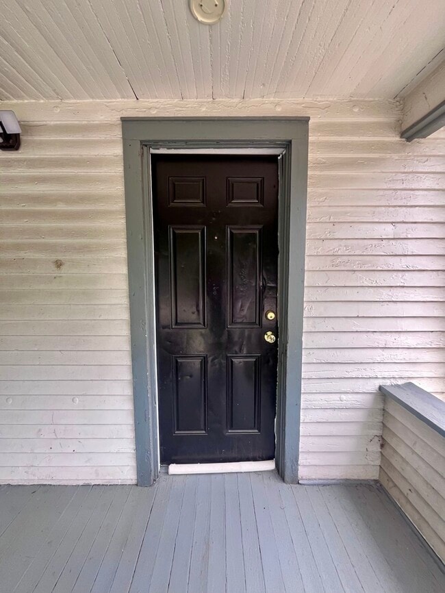 Building Photo - Newly Renovated Single Family Home!