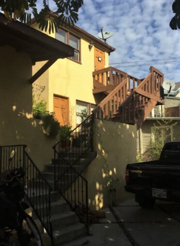 Entrance to apartment - 942 Hilldale Ave