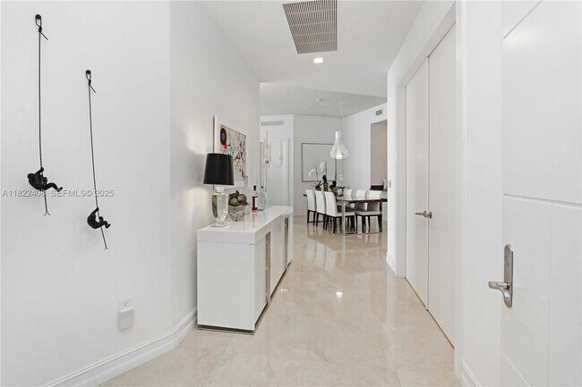 Building Photo - 15901 Collins Ave