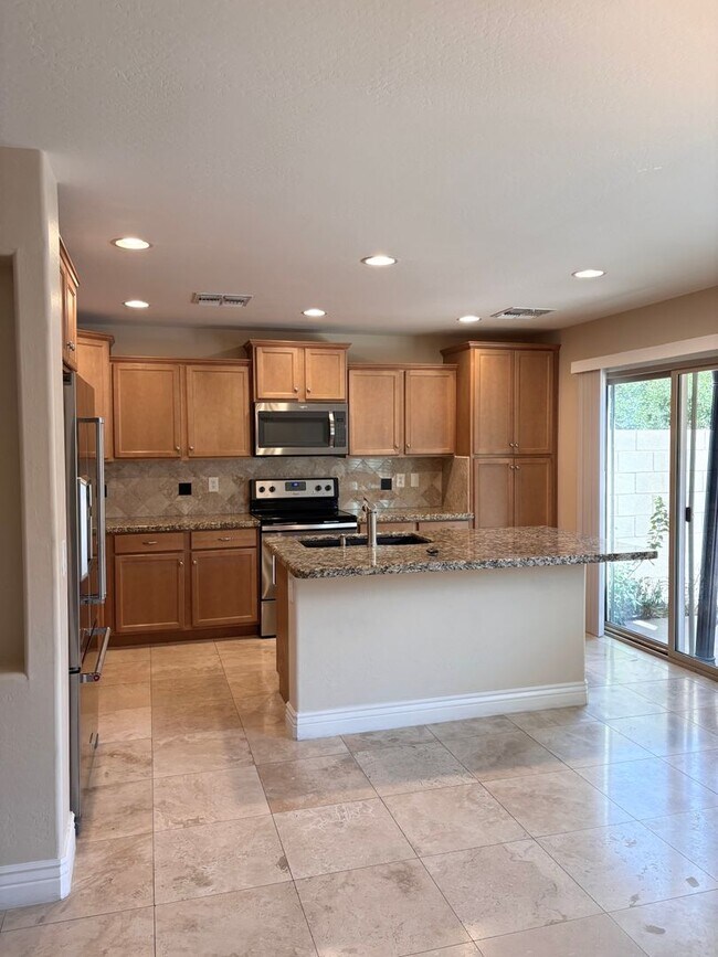 Building Photo - **STUNNING 4 BEDROOM/3 BATHROOM/2 CAR GARAGE/GATED COMMUNITY HOME IN MESA (SOUTHERN & LINDSAY)**