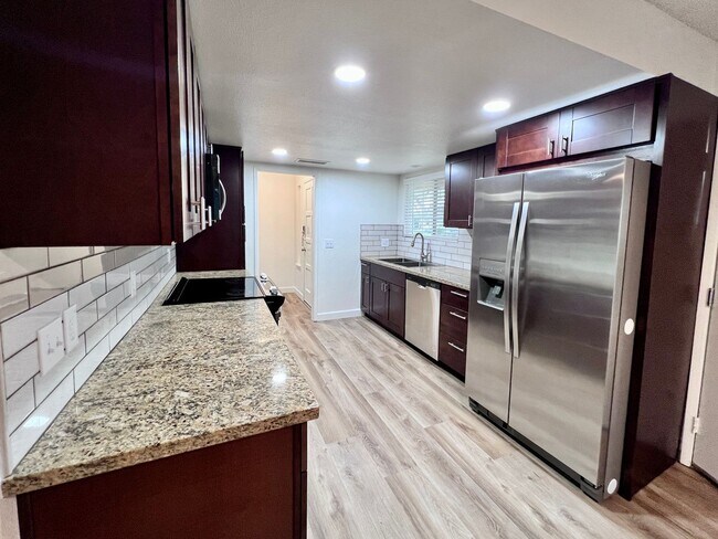 Foto del edificio - $2,595 Fresno St. & Bullard, 4 Bedroom House - E. Escalon Ave, Fresno