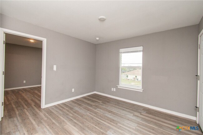 Foto del edificio - 501 Root Ave