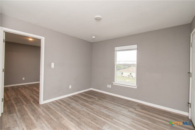 Building Photo - 501 Root Ave