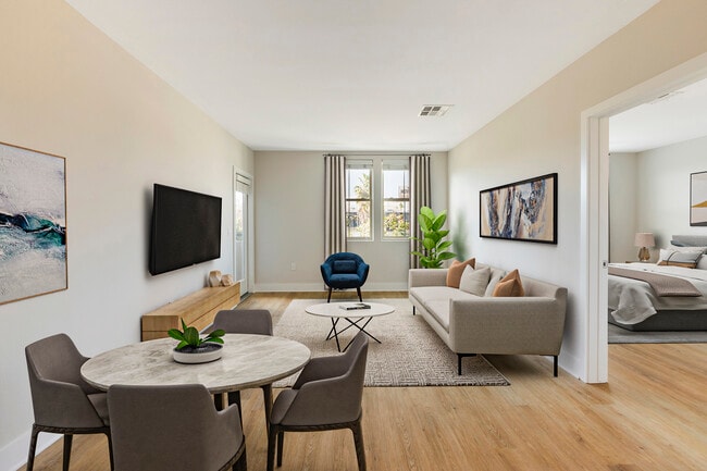 Comedor y sala de estar renovados (Paquete III) con pisos de superficie dura. - Avalon Encino