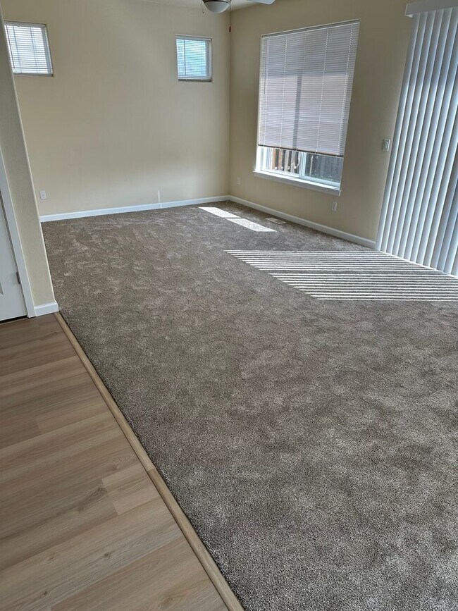 Foto del edificio - 5 bedroom single family house