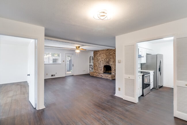 Building Photo - 15825 El Estado Dr