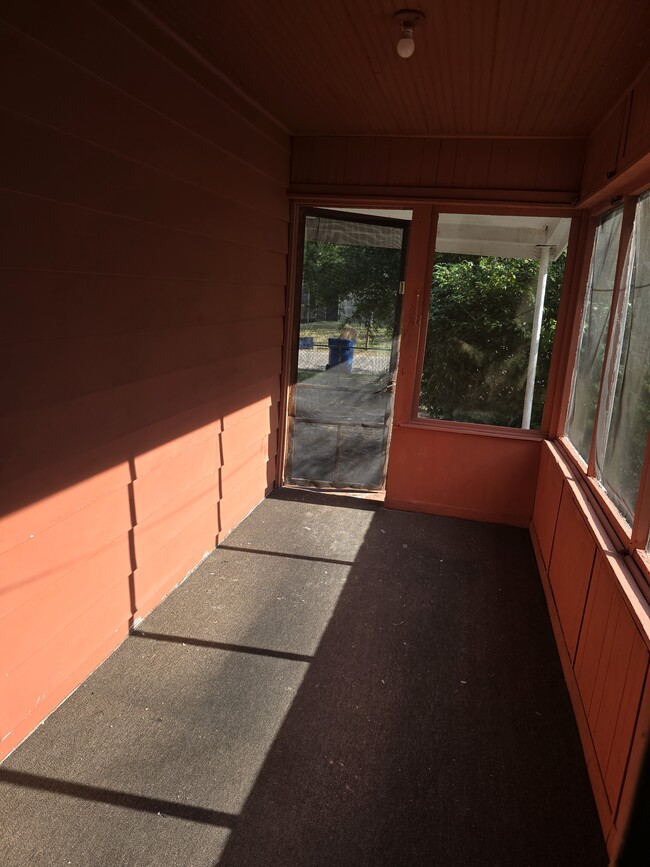 Porche delantero con mosquitero - 9056 8th Ave