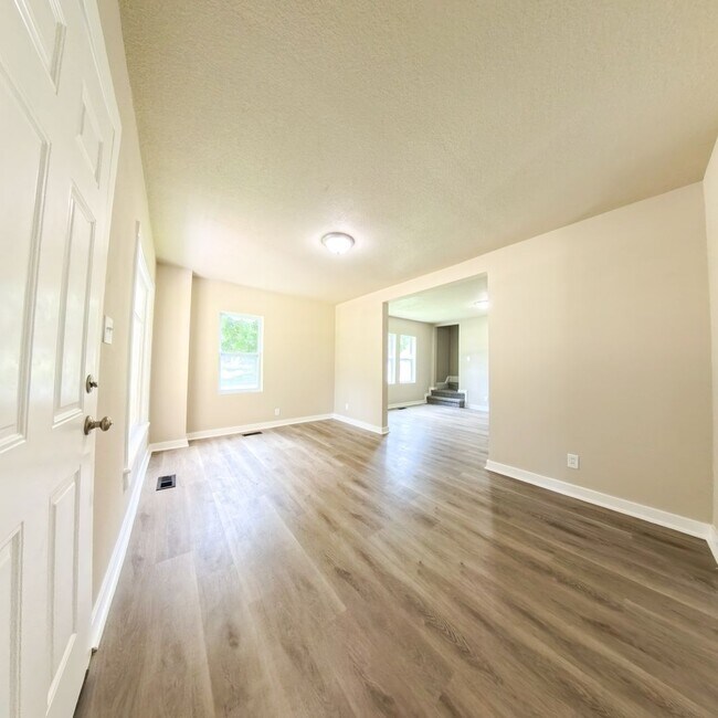 Foto del edificio - Remodeled 3 bed 1 bath w/huge garage- Jeff...