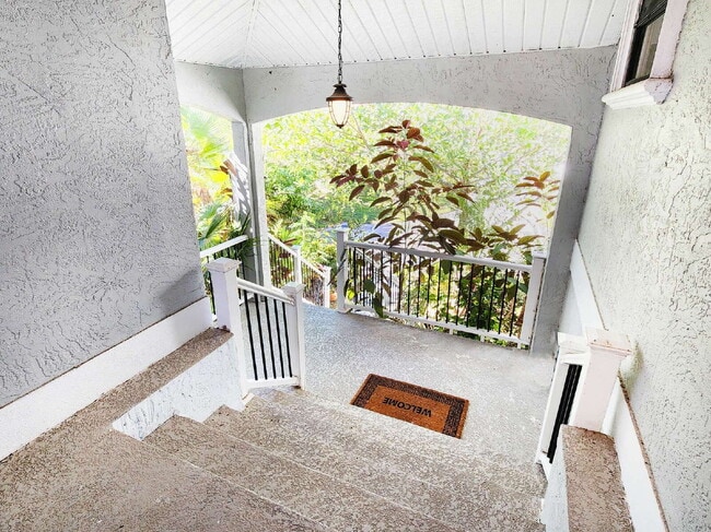 Foto del edificio - "3-Bed, 3-Bath Gem in New Port Richey with 2,233 Sq Ft of Living Space!"