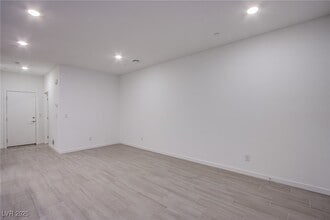 Building Photo - 139 Aqua Cmns