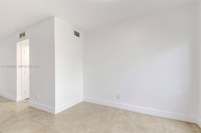 Building Photo - 407 SE 9th Ct