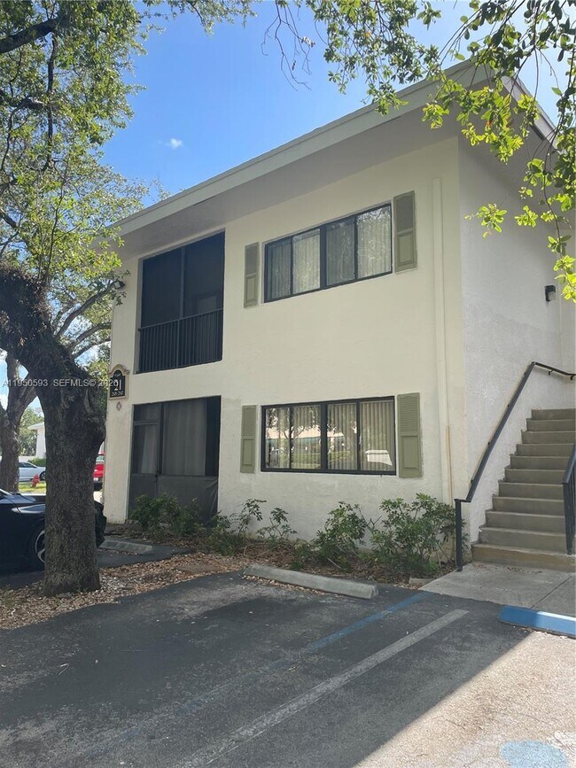 Building Photo - 2550 SW 18th Terrace