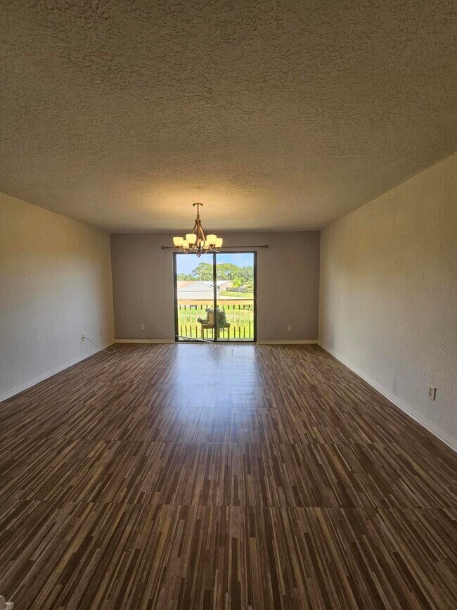 Foto del edificio - 2101 Forest Knoll Dr NE