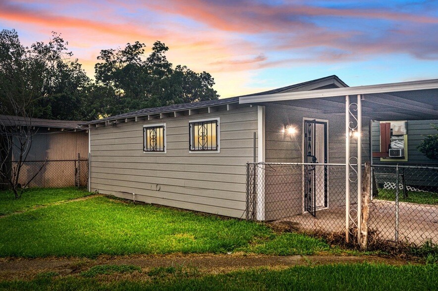 Foto principal - 5519 Chapman St