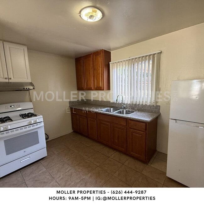 Building Photo - 12124 Roseglen St
