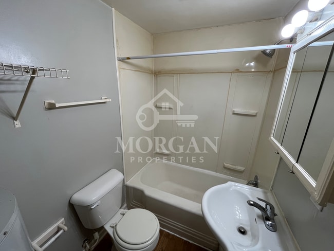 Building Photo - 830 E 7th St