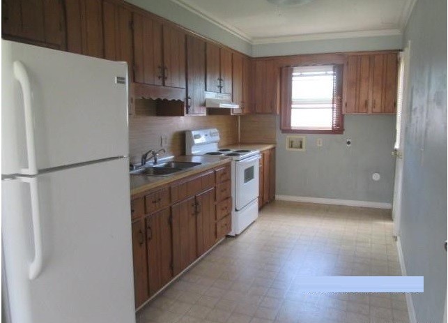 Kitchen with appliance - 920 Willowbrook Ave